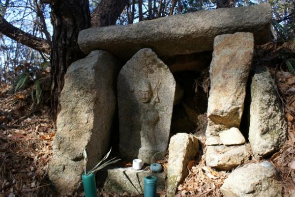 シュラインとは神社という意味らしいです。石仏がたくさんあります。